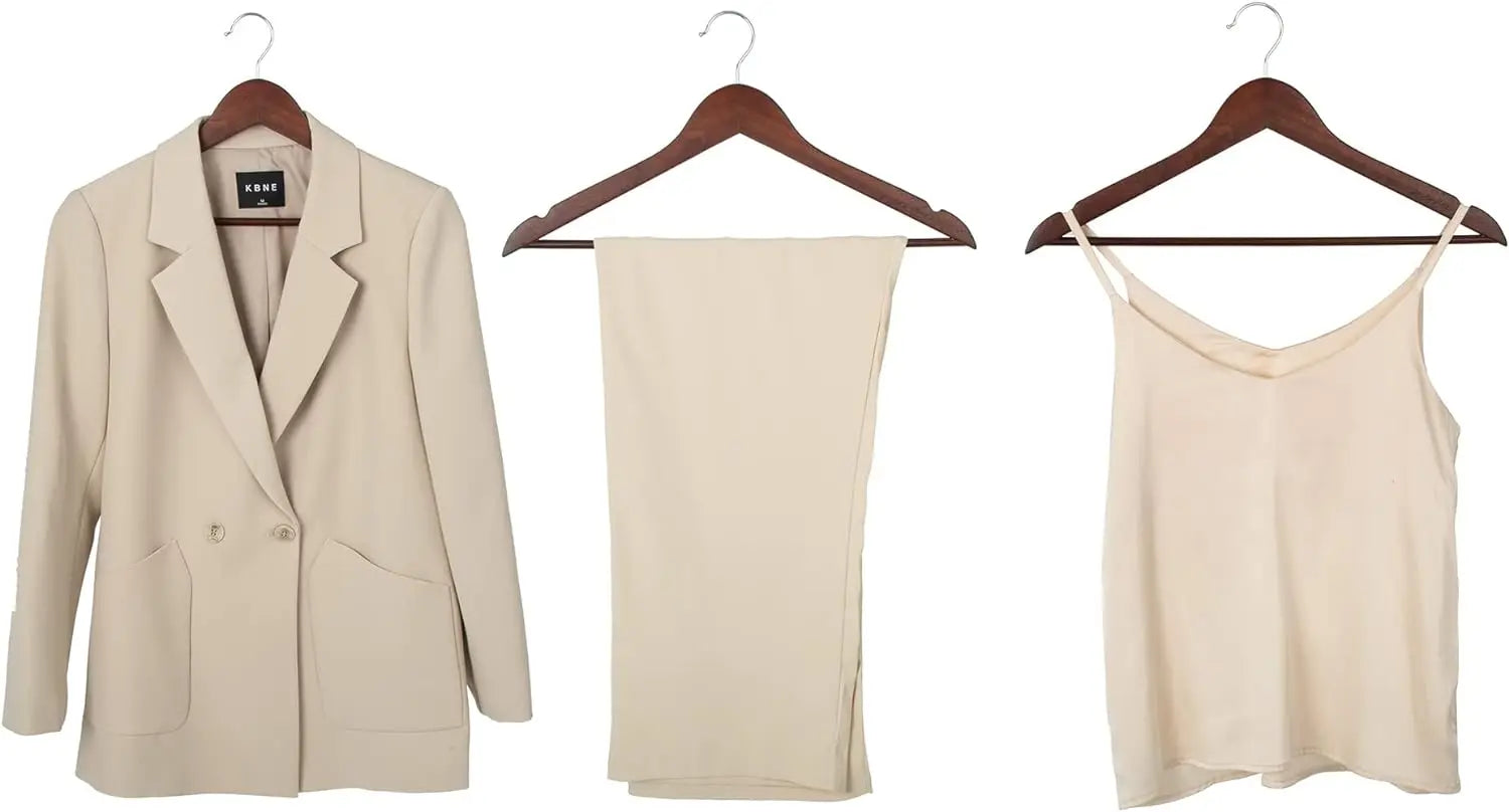 Cintre en bois avec vêtements