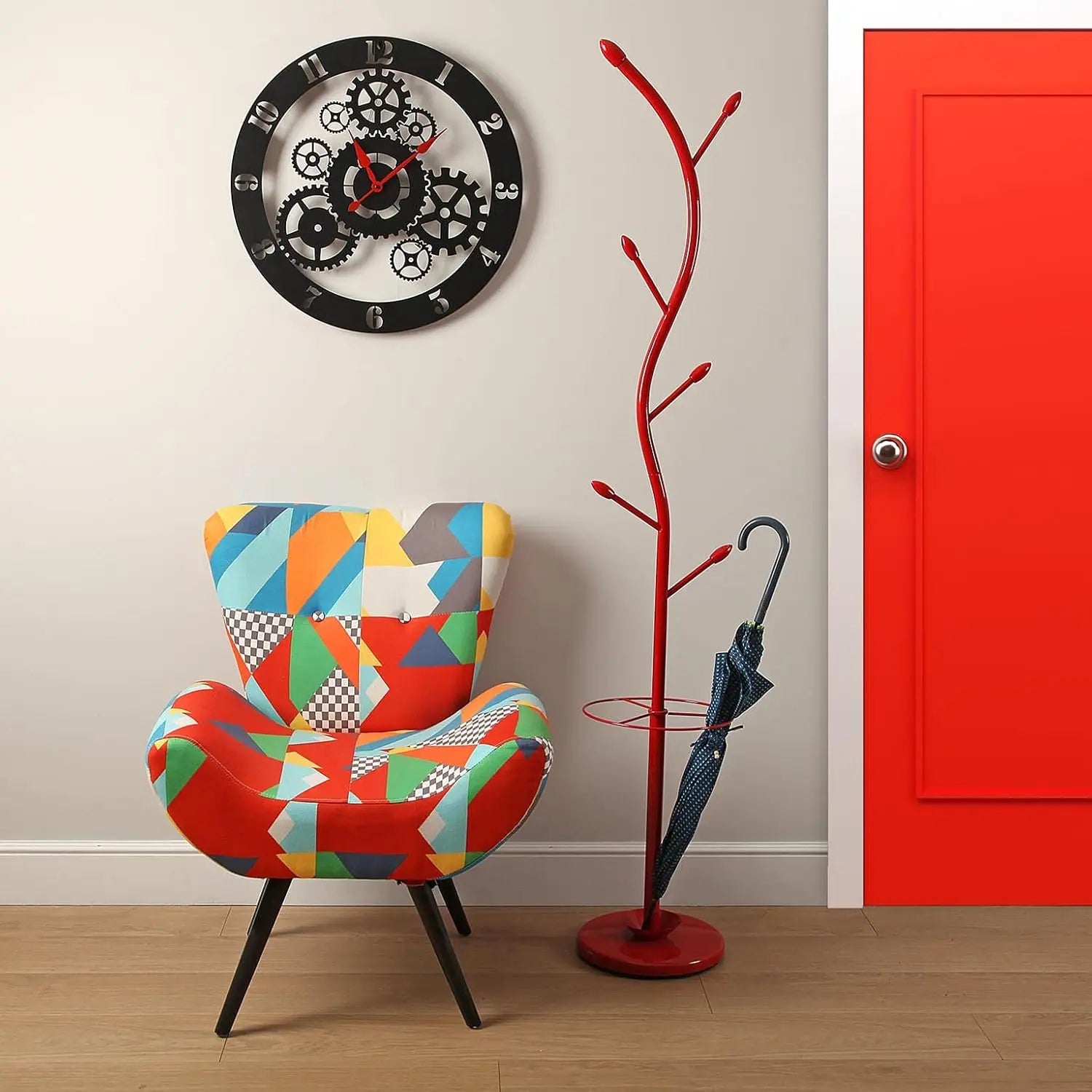Porte manteau rouge sur pied entrée