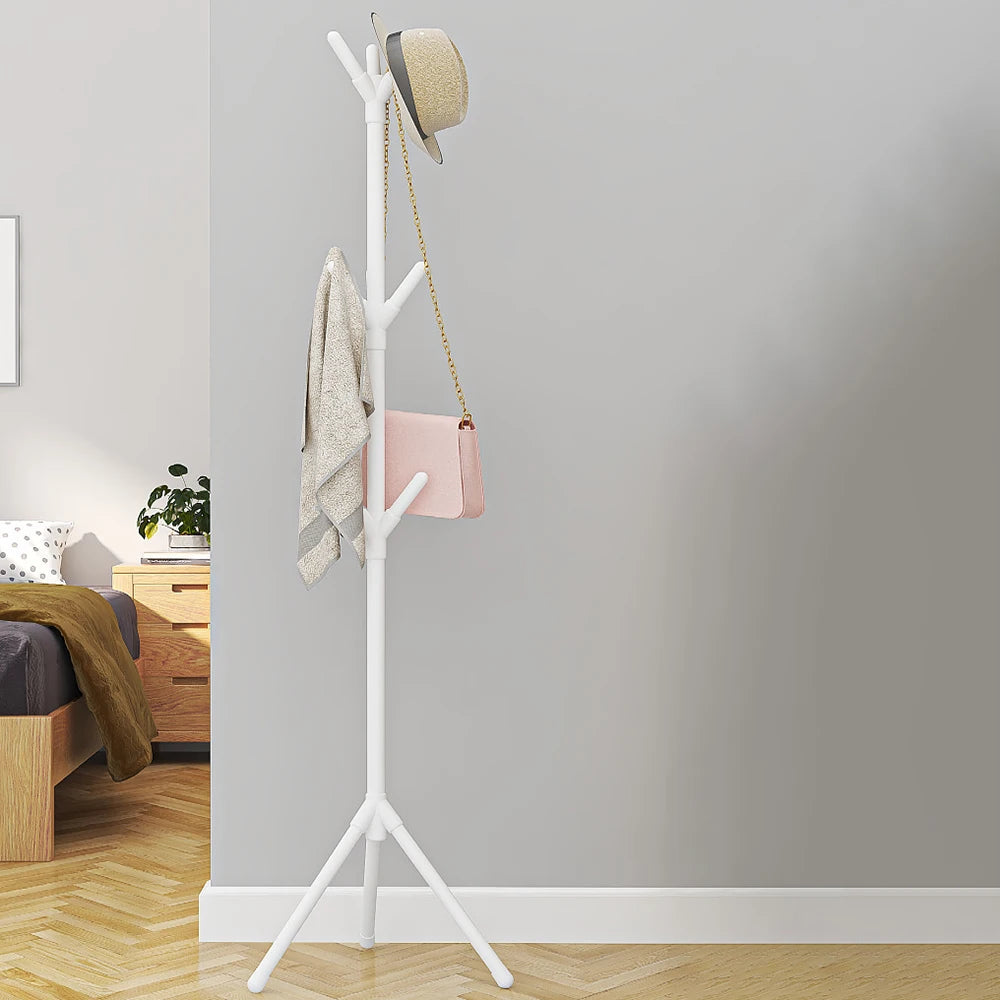 Porte manteau sur pied blanc dans chambre