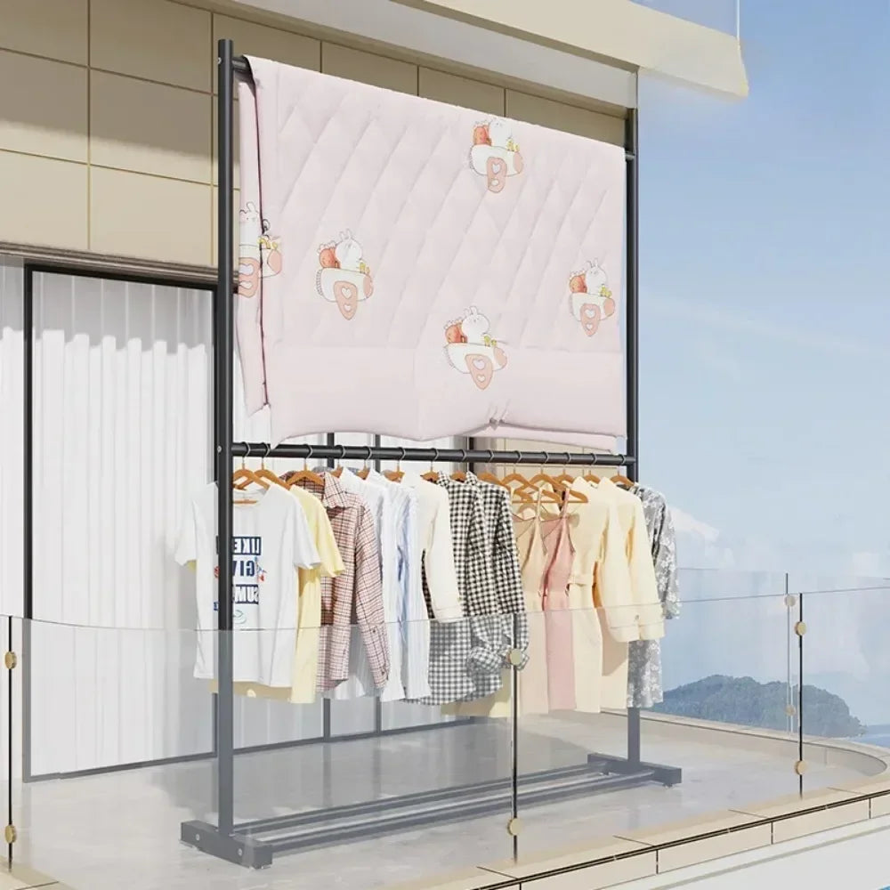 Portant vêtement enfant